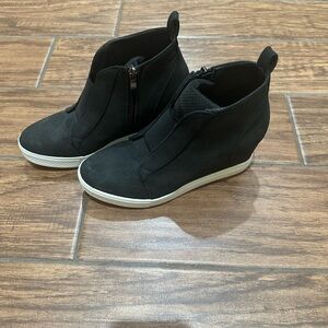 Women’s wedge sneakers size 8